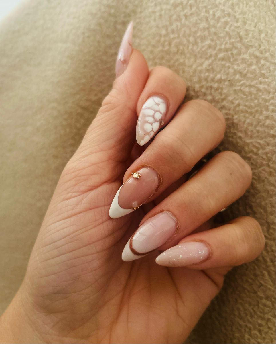 French blanche sur forme amande