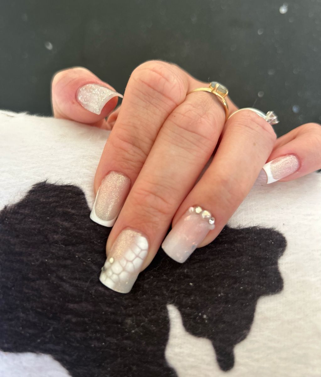 French blanche avec nail art fleurs