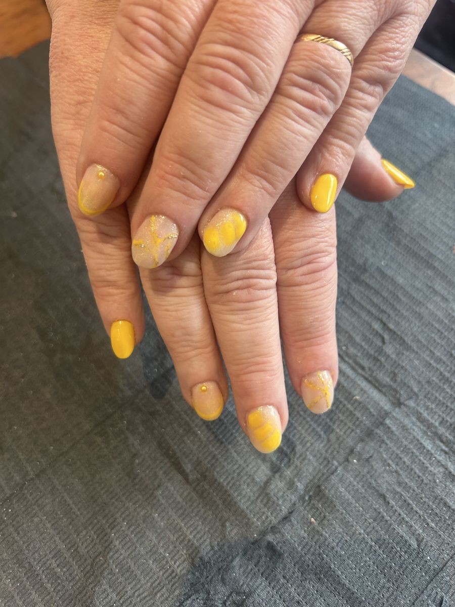 French manucure jaune pastel