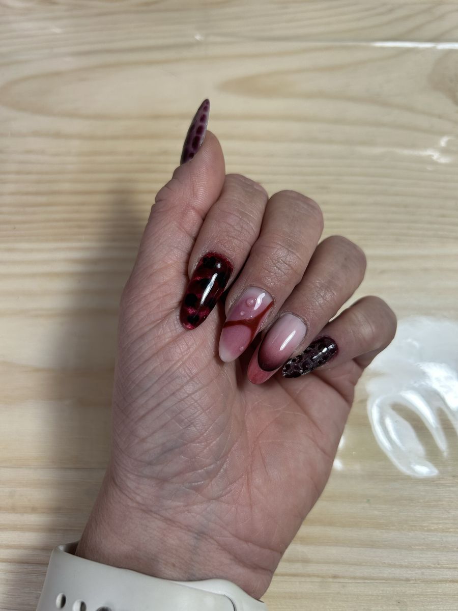 Ongles forme amande noirs et roses avec nail art