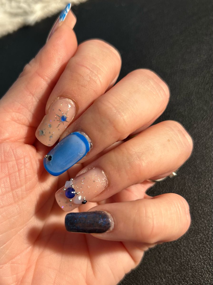 Ongles bleus et noirs avec nail art