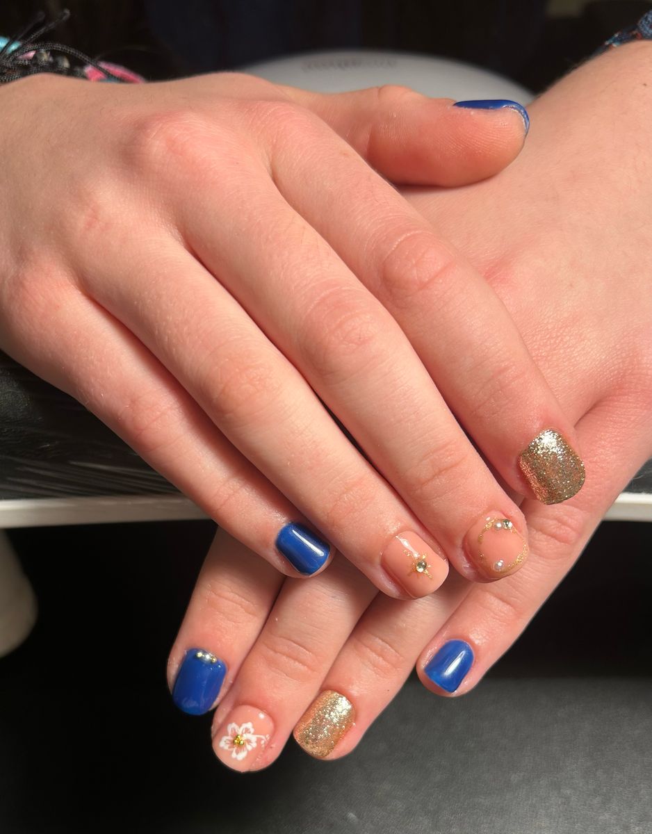 Ongles bleus et orange avec nail art