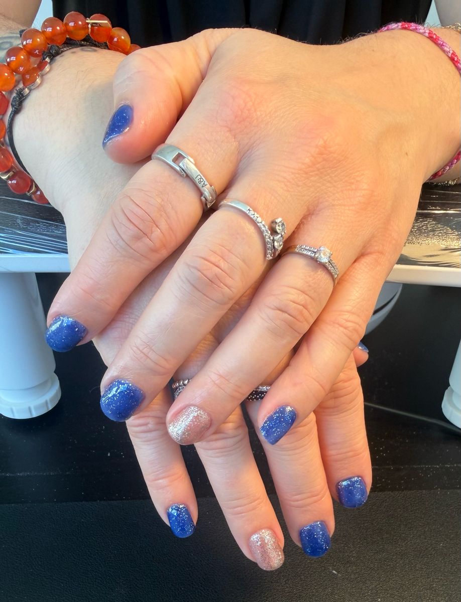 Ongles bleu pastel et blanc