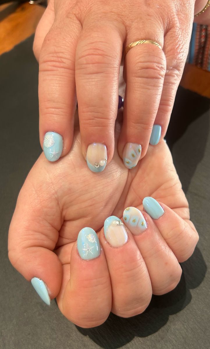 Gainage bleu pastel sur ongles naturels