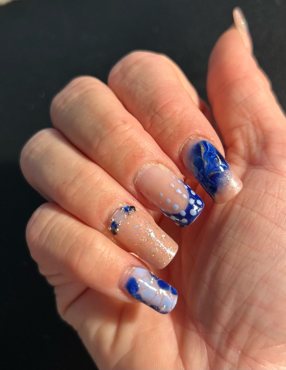 Ongles bleus avec paillettes et nail art