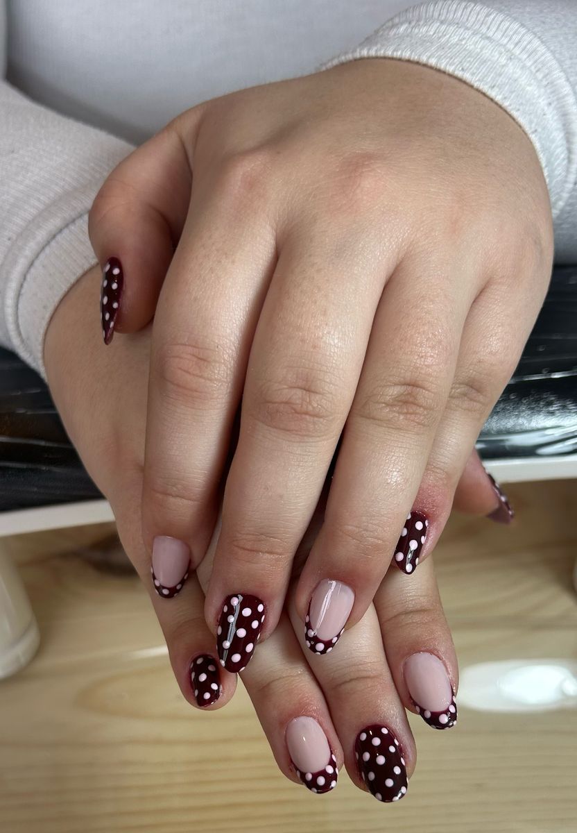 Ongles bordeaux avec paillettes et léopard