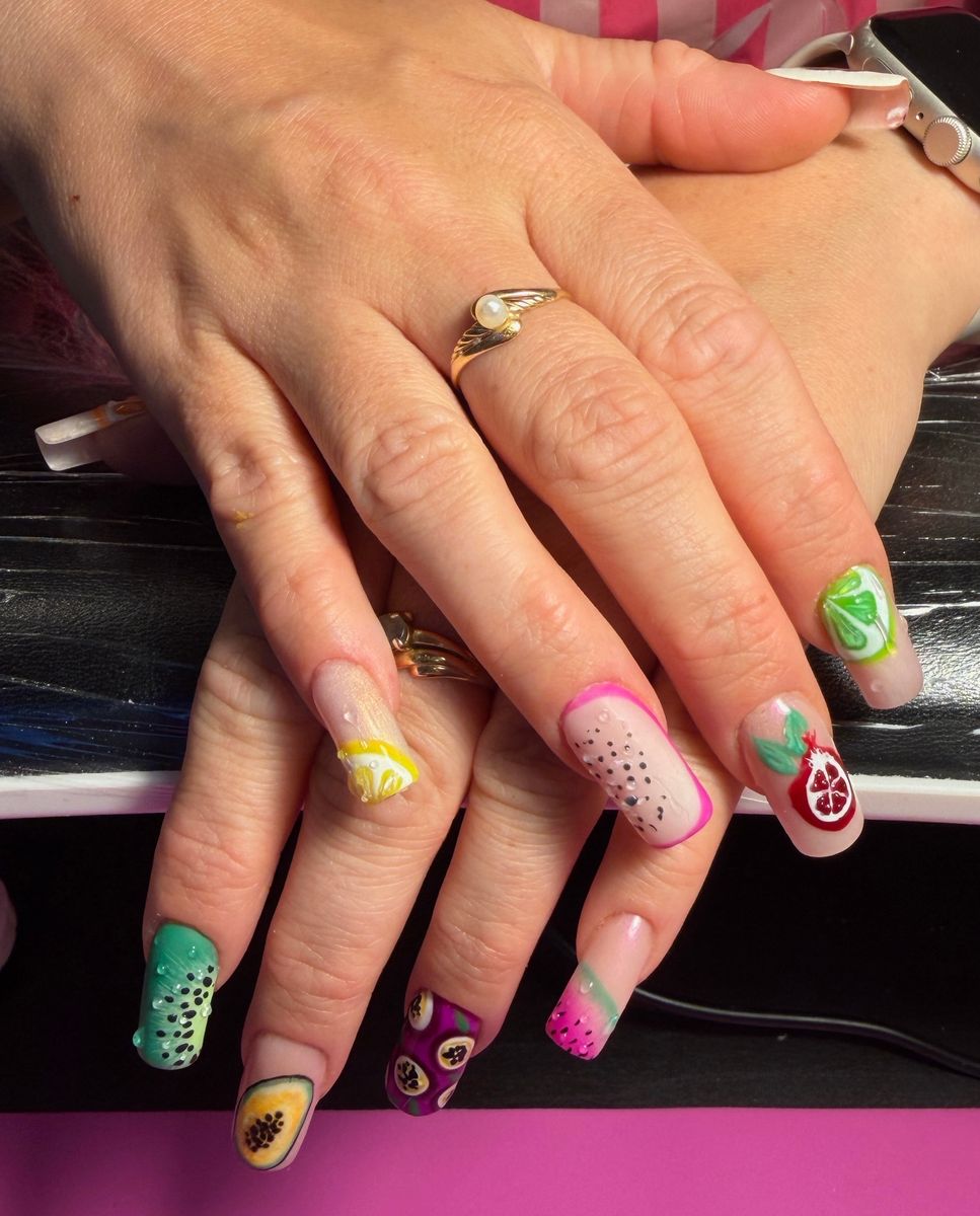 Ongles colorés avec nail art d'été