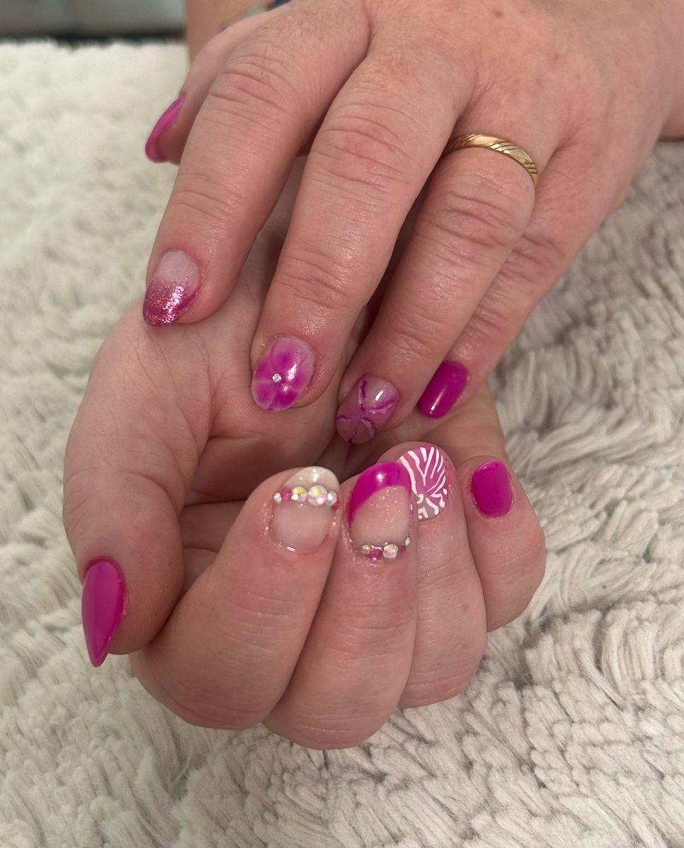 Ongles fuchsia avec nail art floral