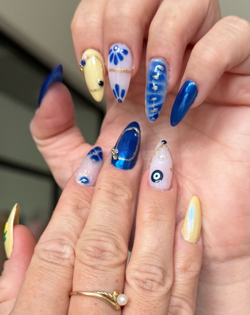 Ongles en gel bleu avec motif oeil protecteur