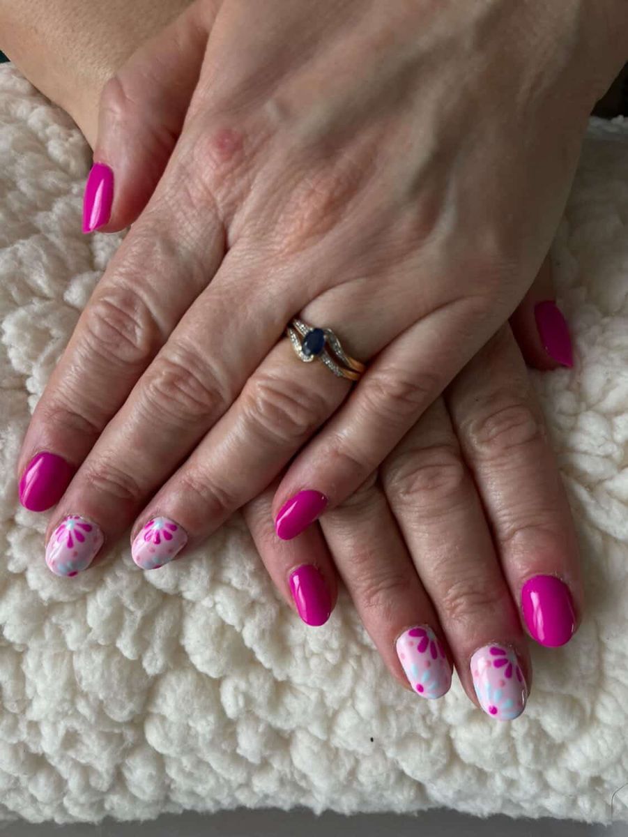 Pose d'ongles en gel fuchsia brillant