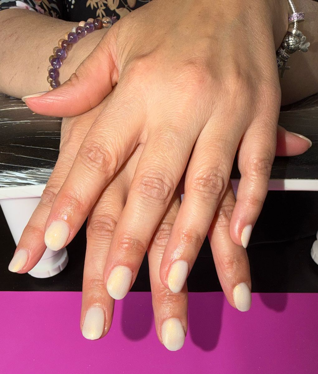 Ongles jaune pastel