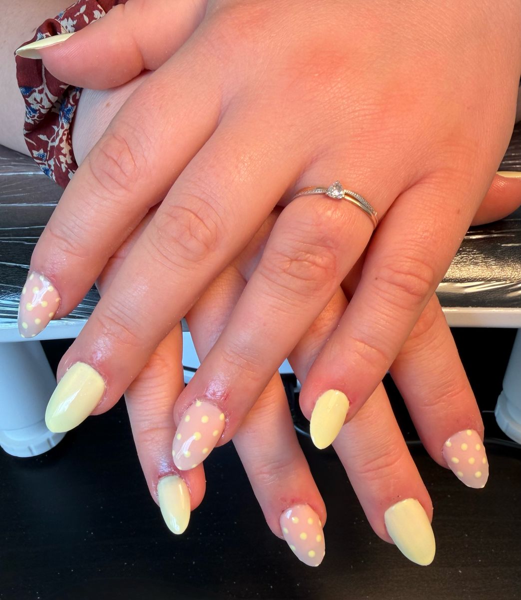 Ongles jaune et vert pastel