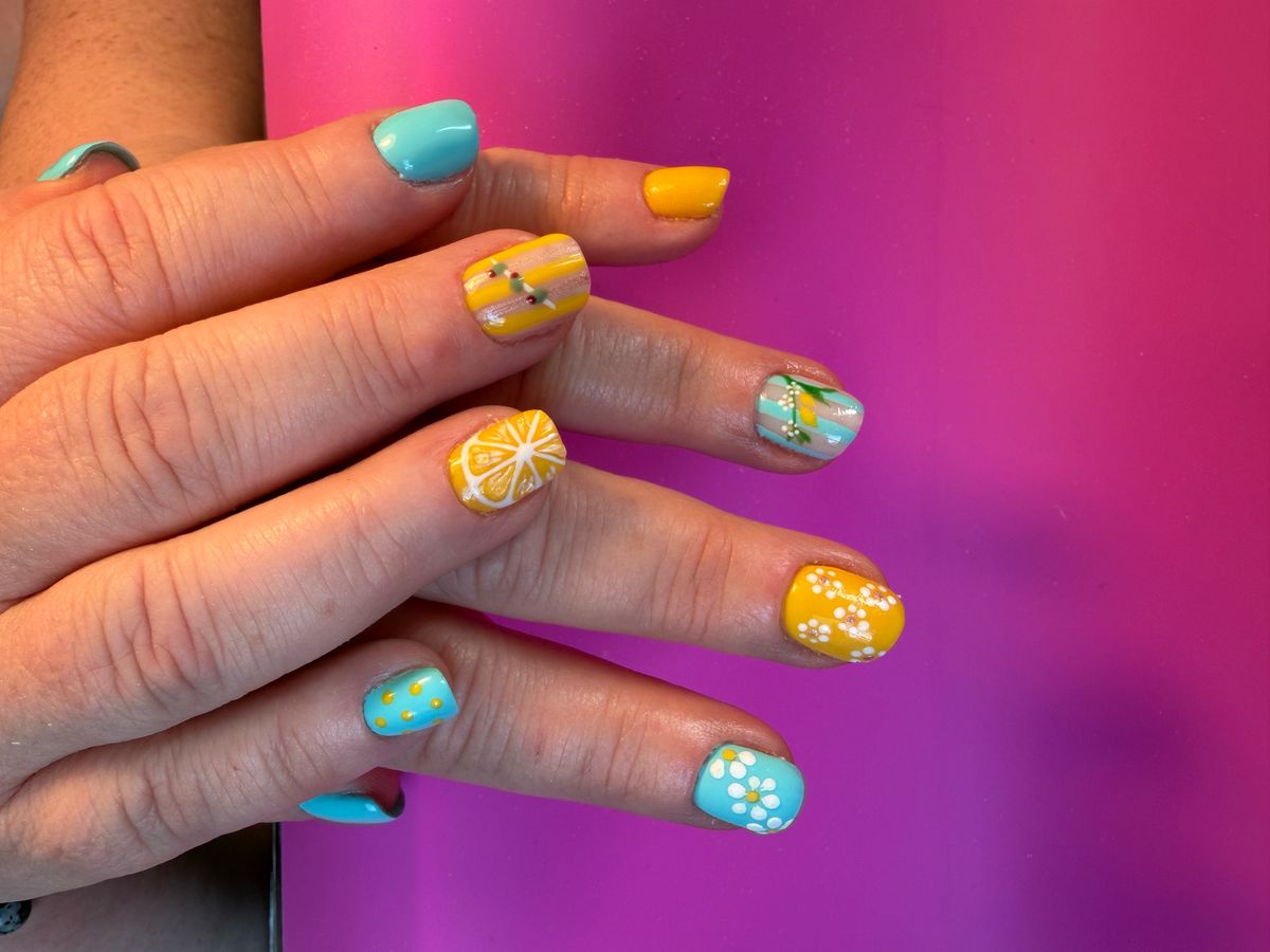 Ongles jaunes avec fleurs de printemps