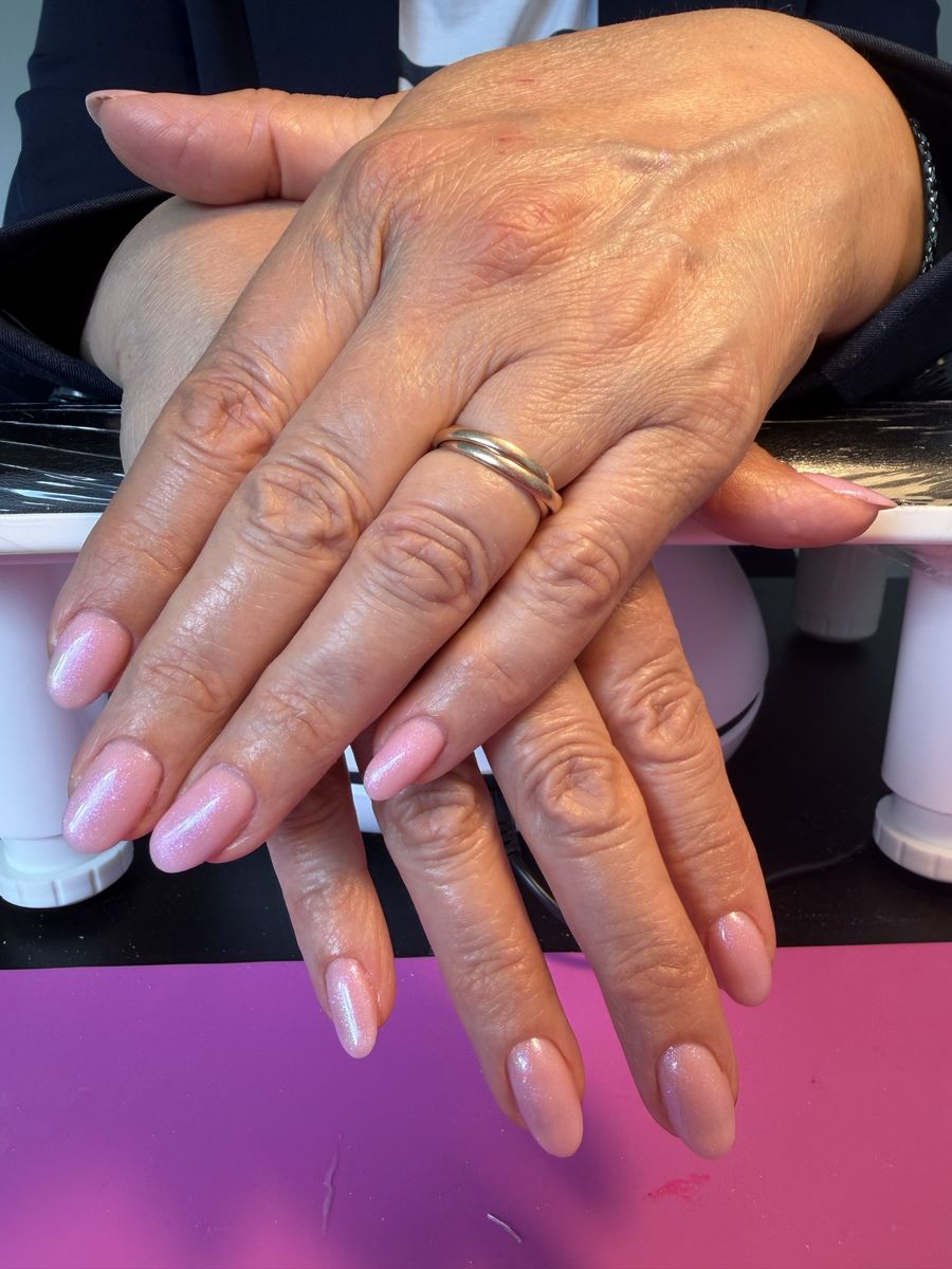 Ongles mauve nude avec paillettes