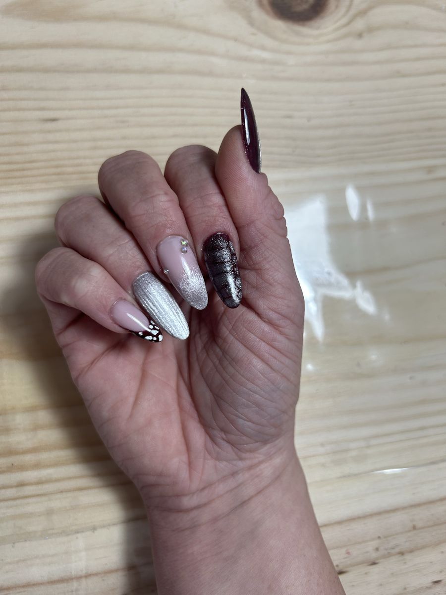 Ongles noirs et blancs avec nail art coeur