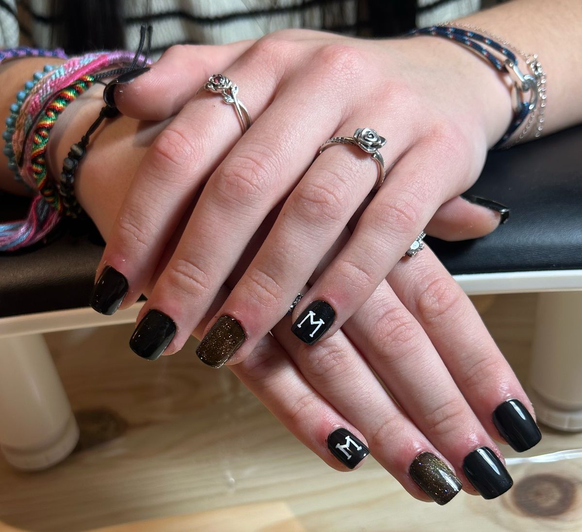 Ongles noirs avec nail art argenté
