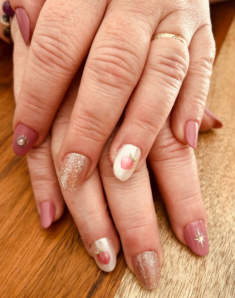 Ongles nude blanc doré avec détails perlés