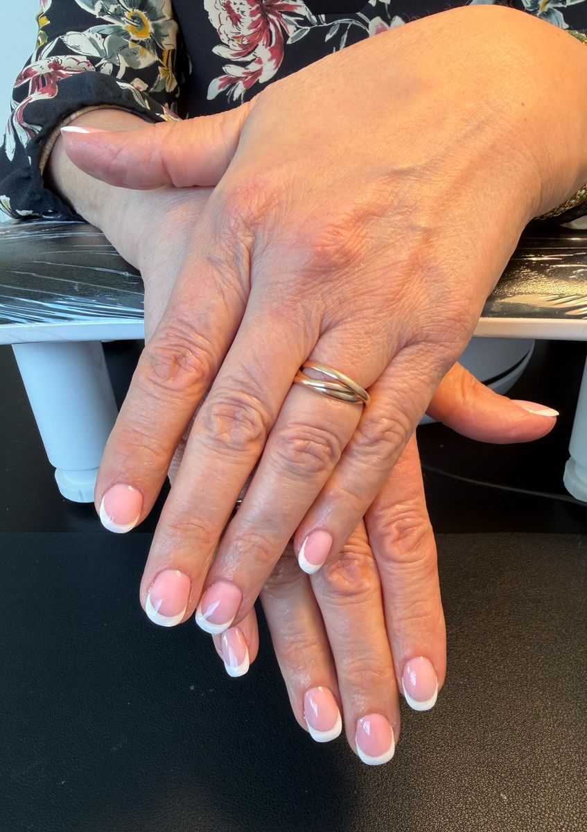 Ongles nude et blancs élégants
