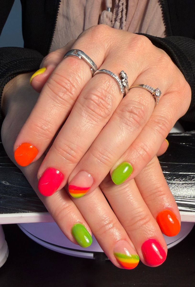 Ongles orange et verts avec nail art d'été