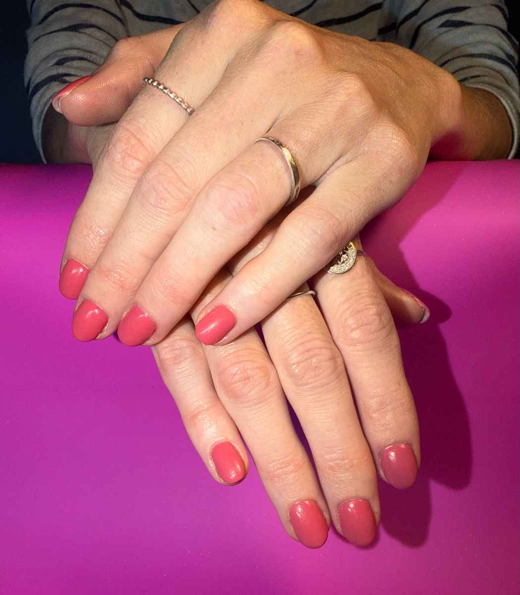 Ongles rose framboise forme amande