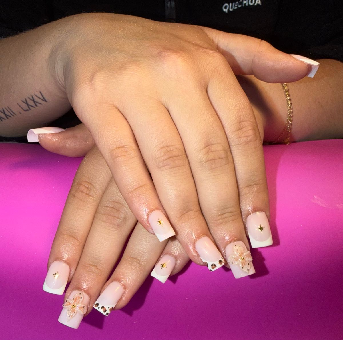 Ongles rose pâle avec nail art minimaliste