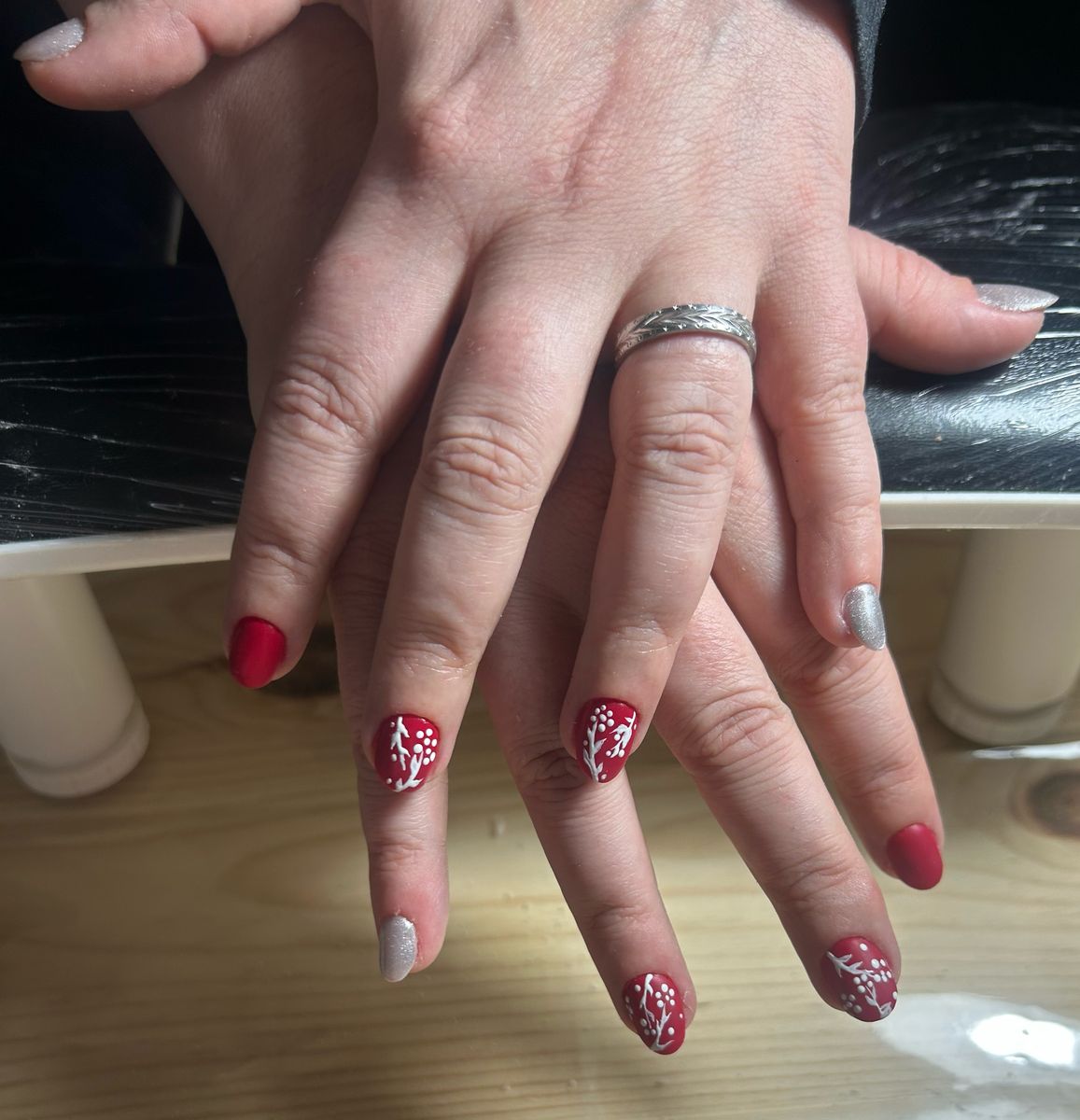 Ongles roses avec nail art coeurs