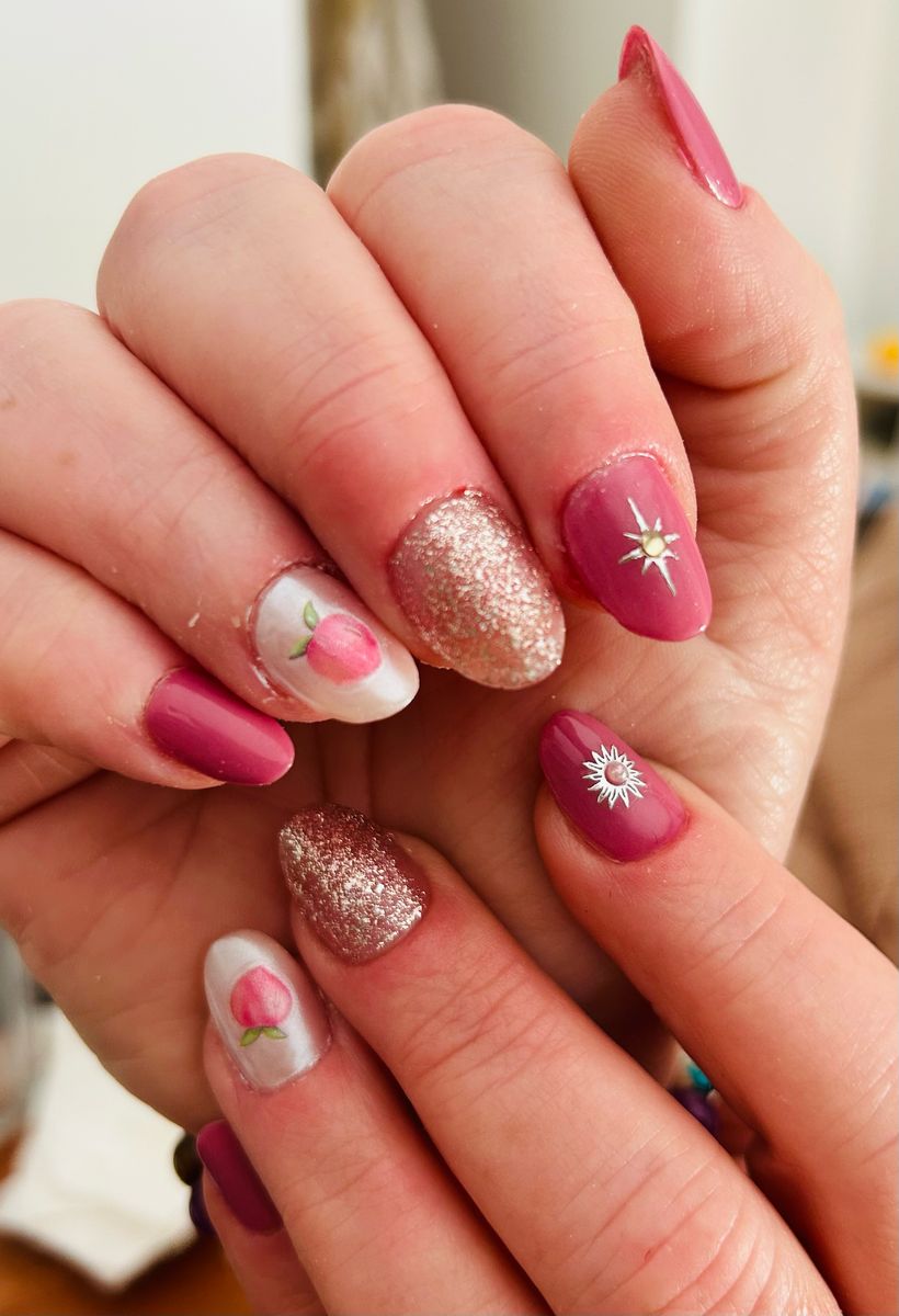 Ongles roses nude avec motifs floraux