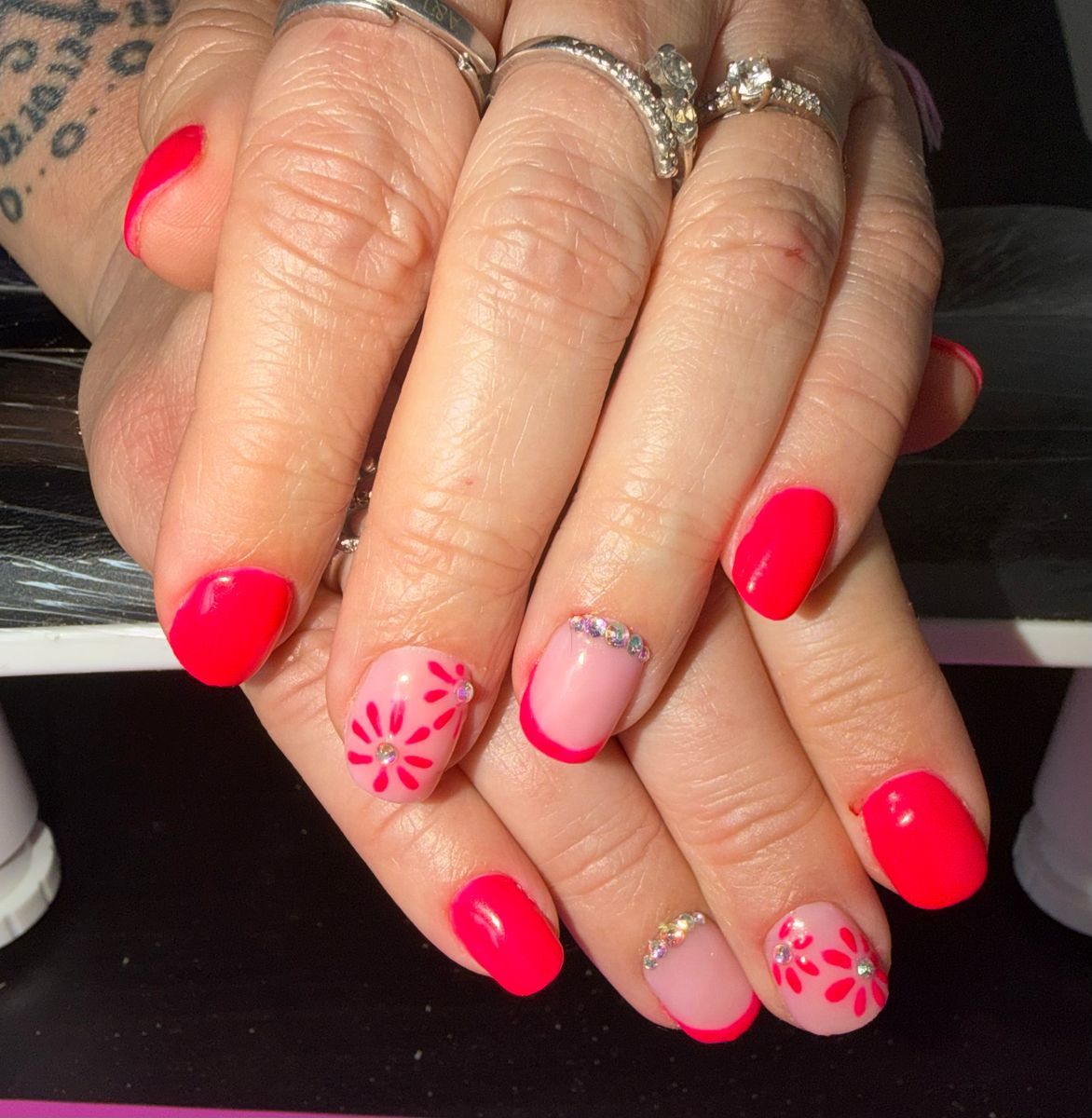 Ongles rouge fuchsia avec nail art léopard