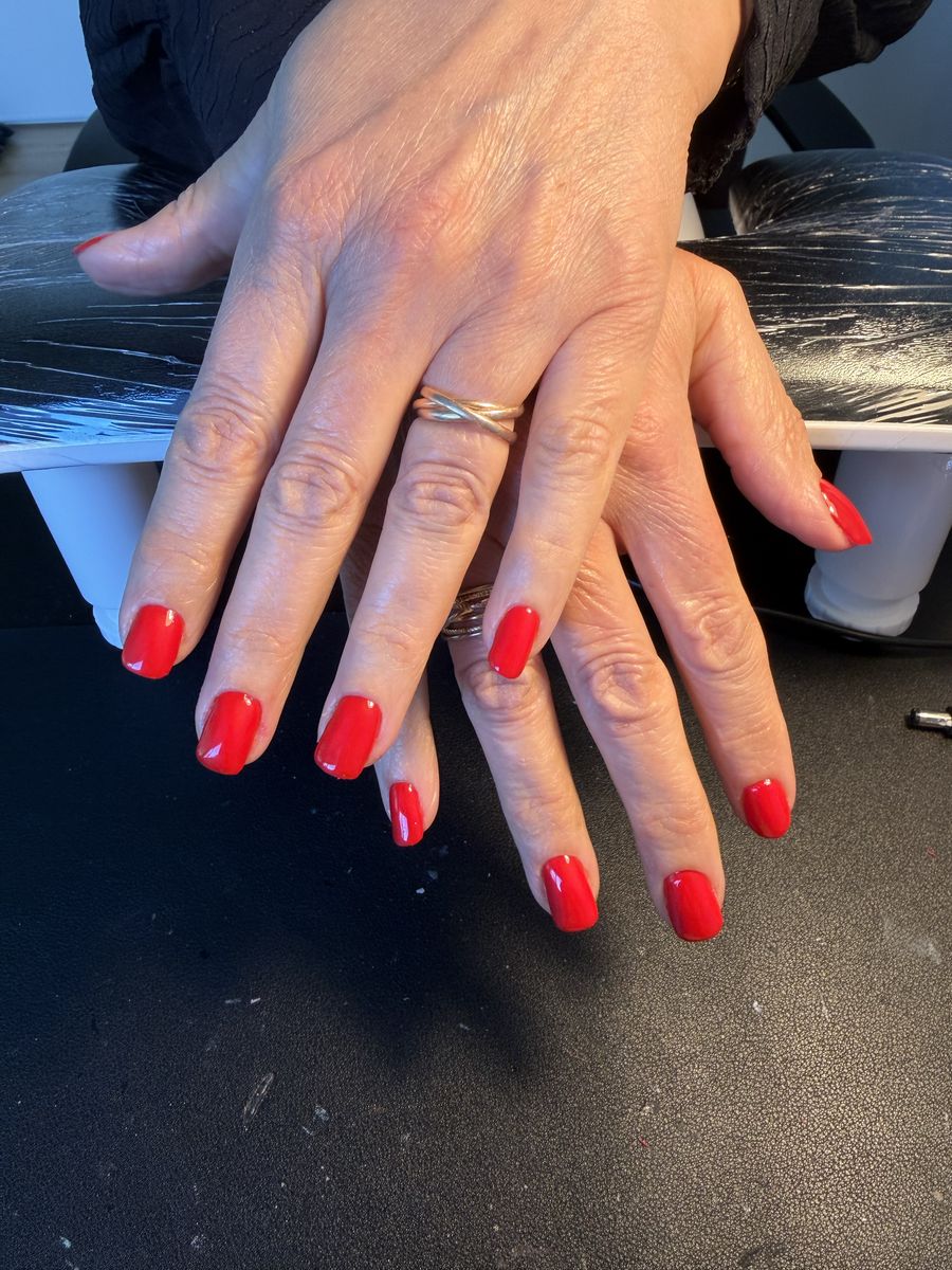 Ongles rouges brillants