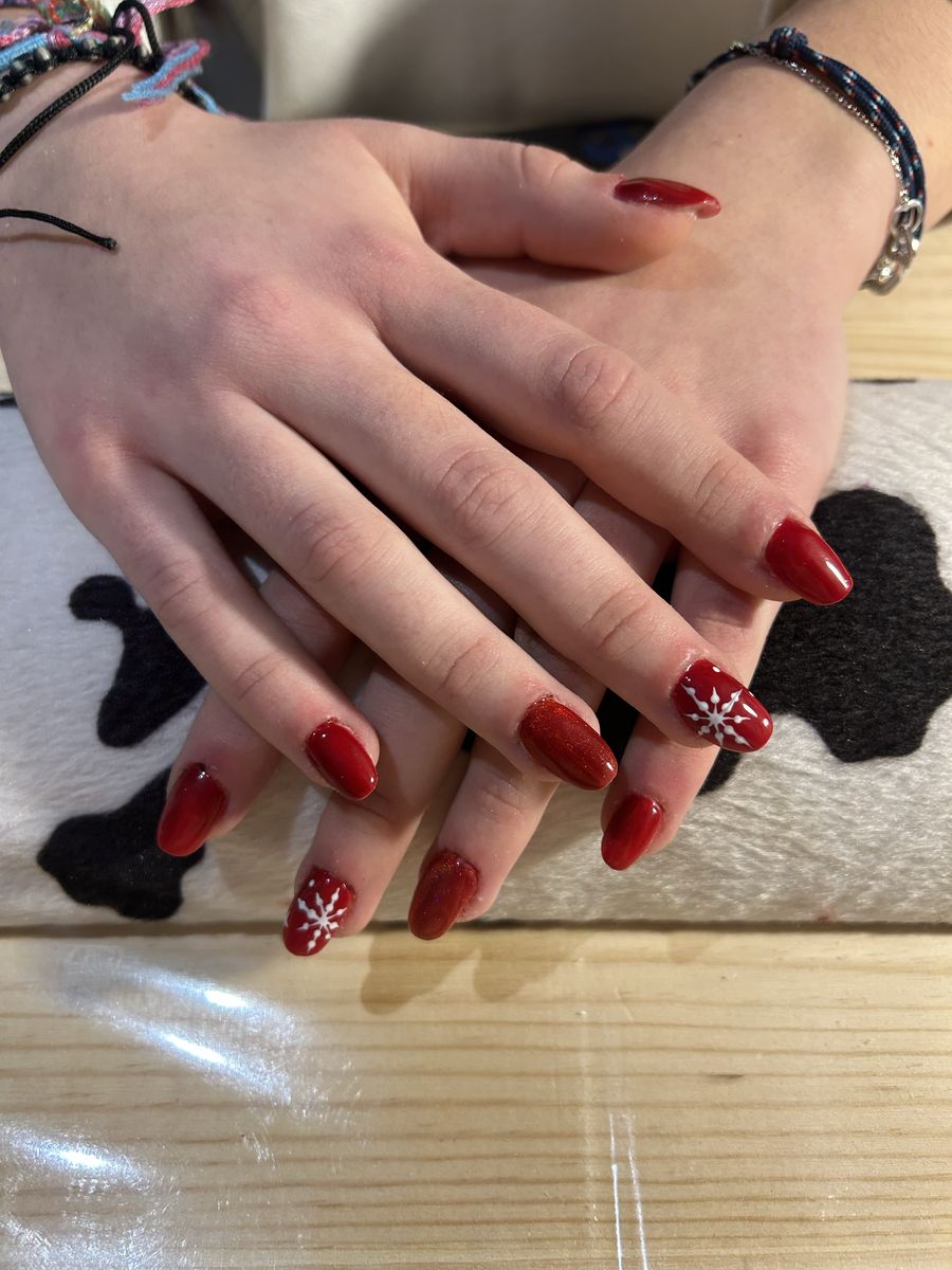 Ongles rouges bordeaux brillants