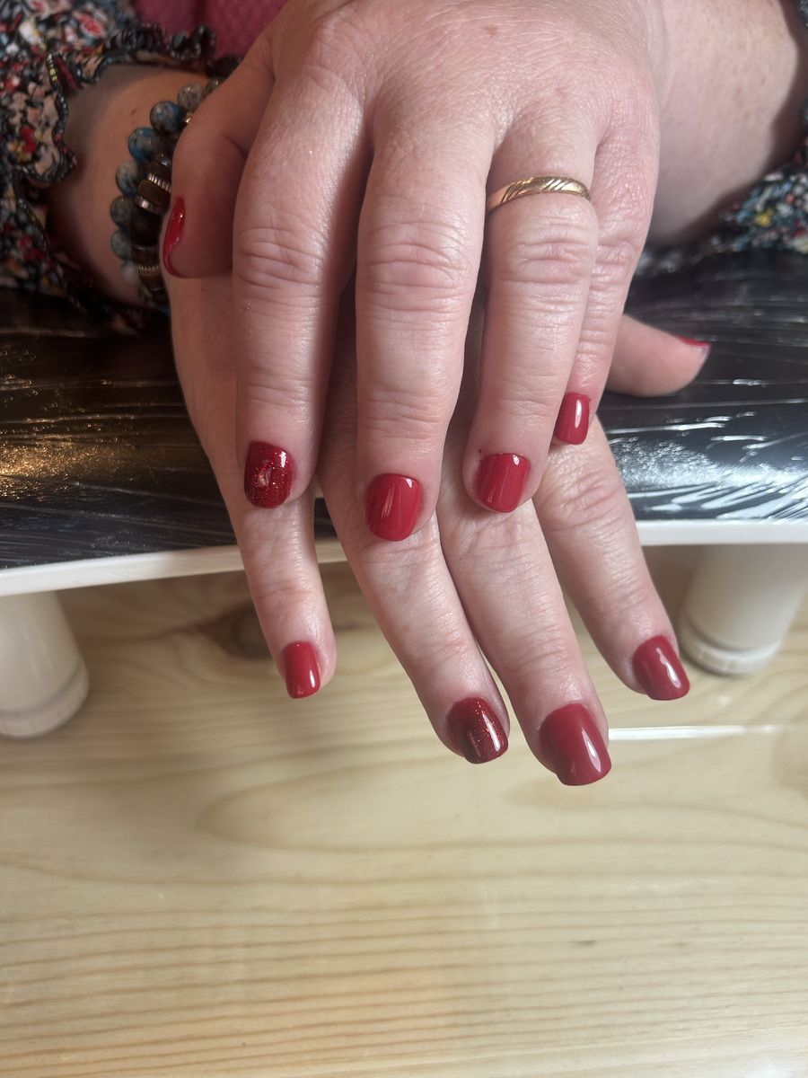 Ongles courts rouges