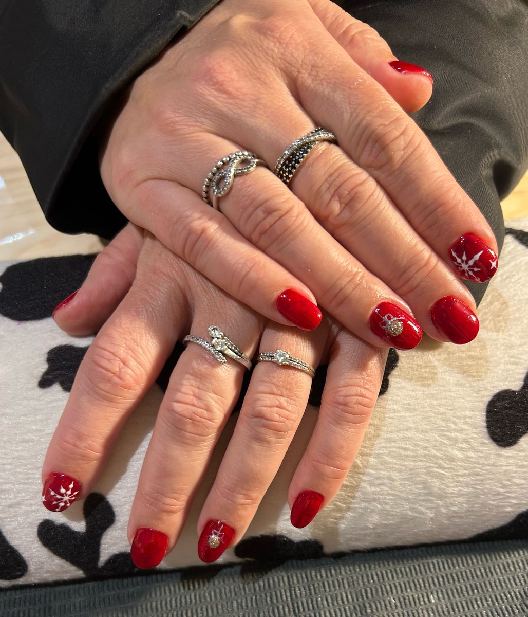 Ongles rouges avec détails dorés