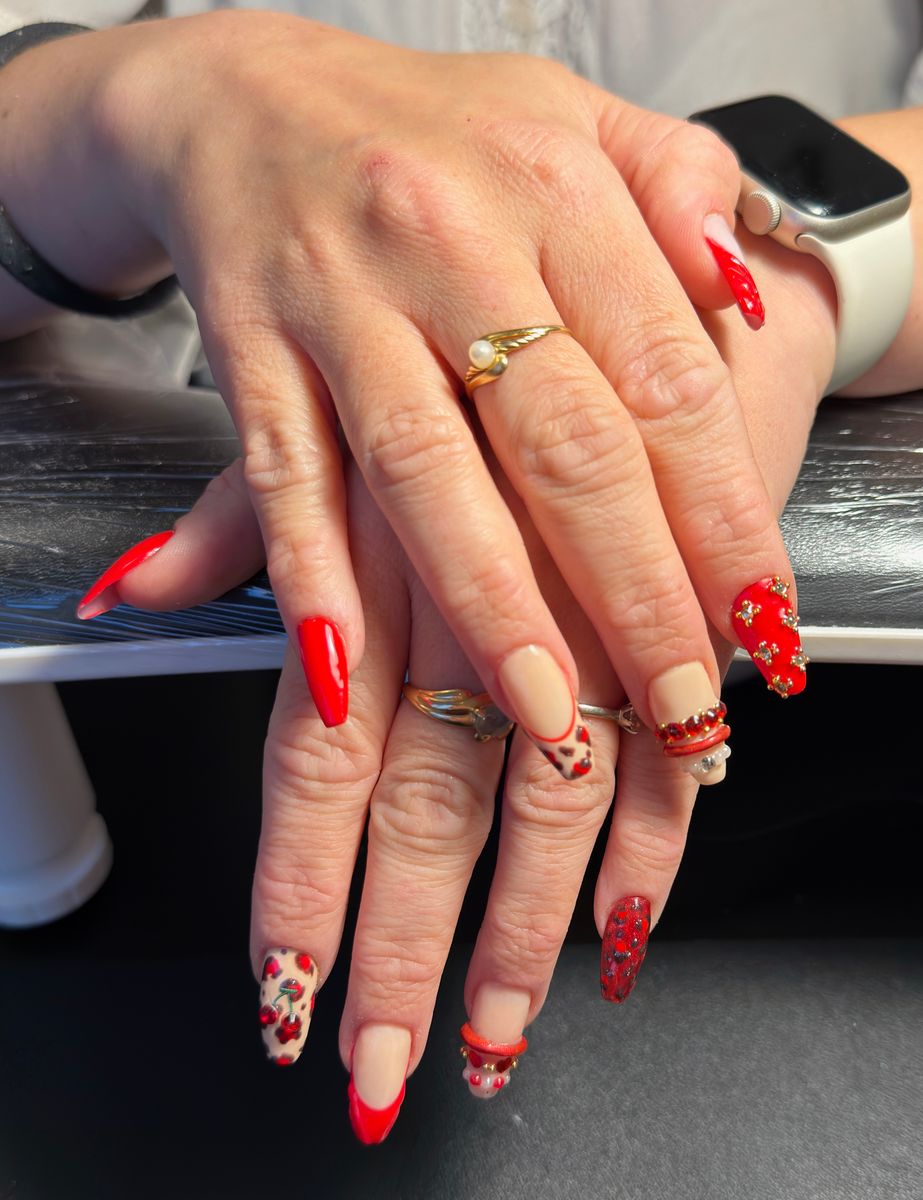 Ongles rouges avec nail art léopard