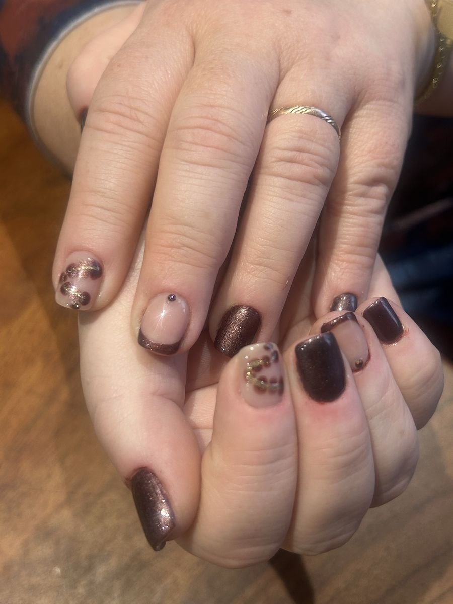Ongles taupe et marron avec effet marbré