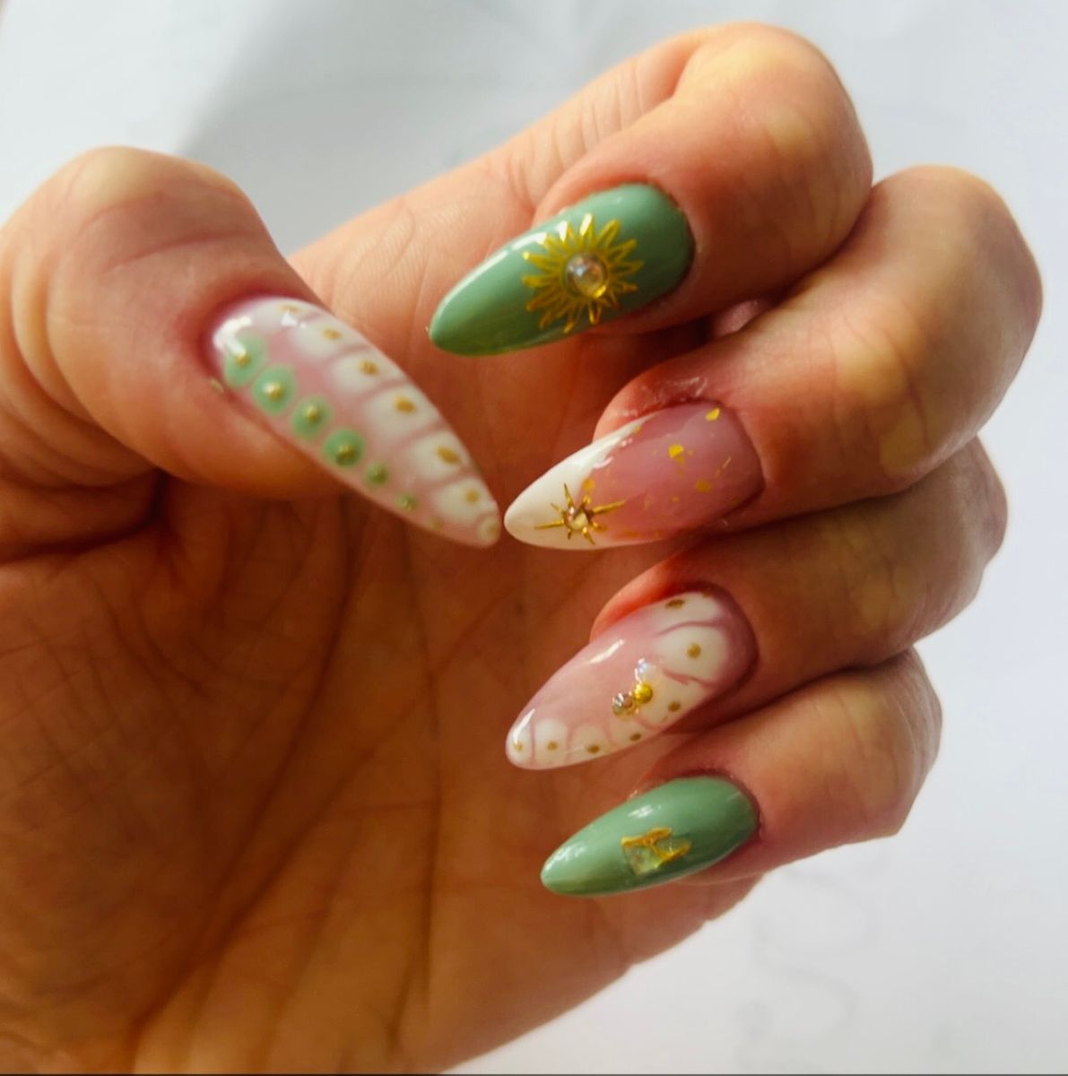 Ongles verts avec nail art feuillage